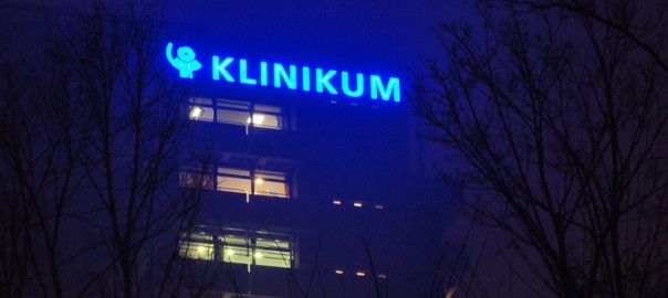 Leuchtreklame mit der Aufschrift "Klinikum" in der Nacht