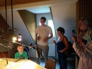 Menschen in einem Radiostudio