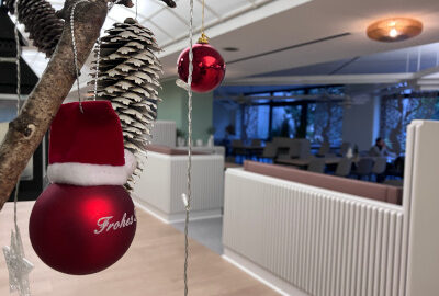 Weihnachtlich dekorierte Cafeteria im Klinikum Solingen
