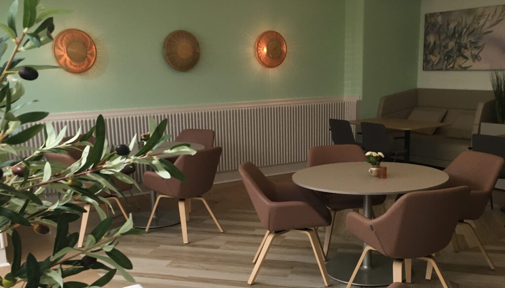 Sitzbereich einer Cafeteria im Boho-Stil