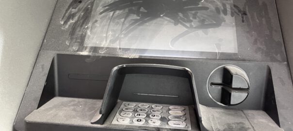 Ein verstaubter Geldautomat in der Eingangshalle des Klinikums Solingen