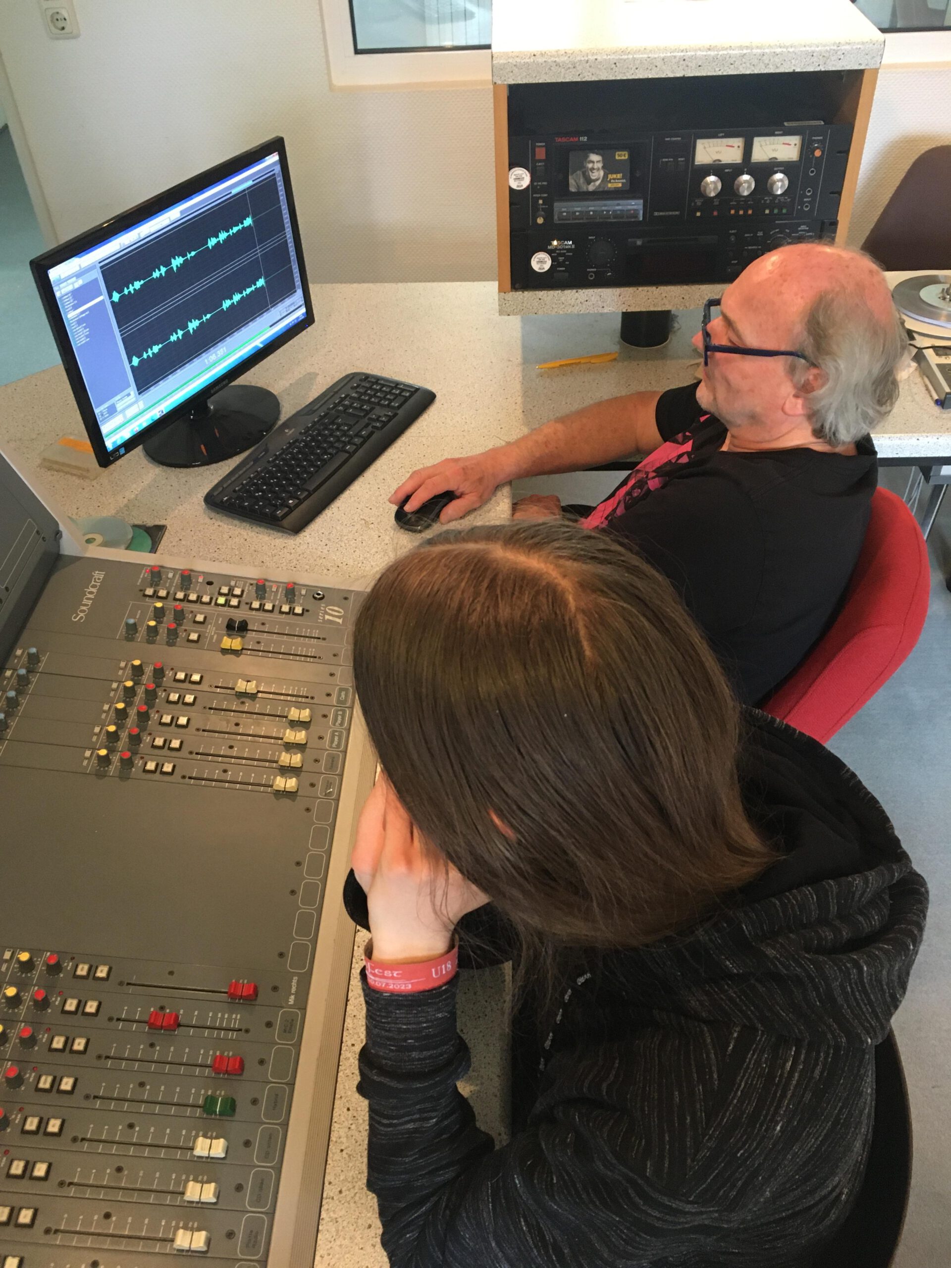 Mitwirkende der Radio AG arbeiten am Mischpult