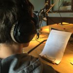 Jugendlicher sitzt im Aufnahmestudio des Solinger Klinikradios